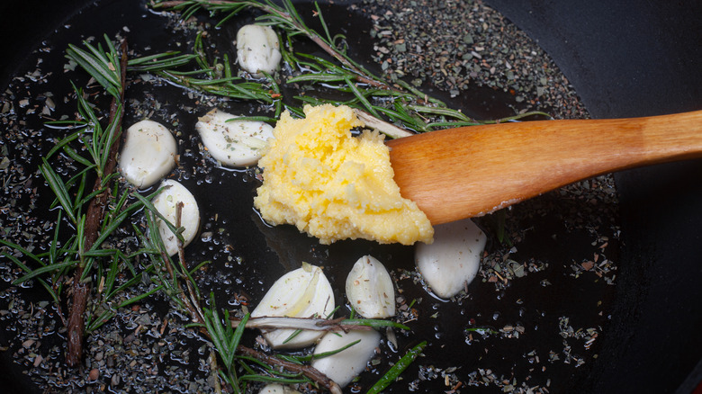 Ghee à l'ail et aux herbes