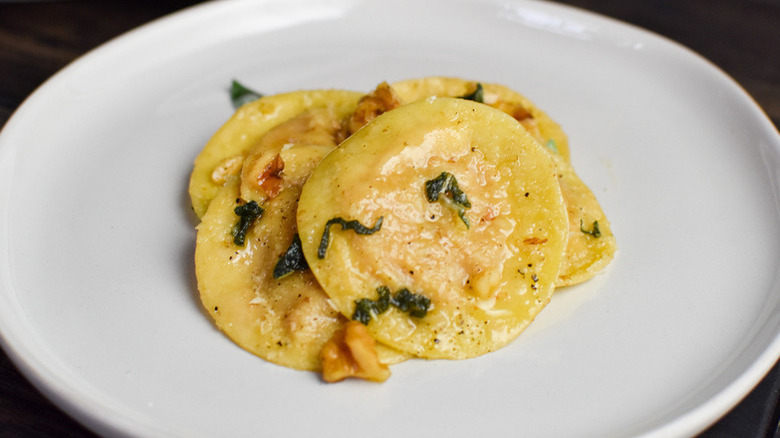 raviolis à la courge musquée sur assiette