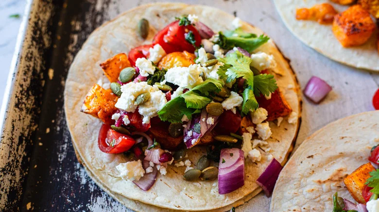 taco à la courge musquée sur plateau