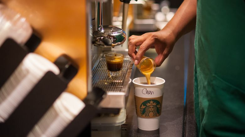 Un barista de Starbucks prépare un Americano