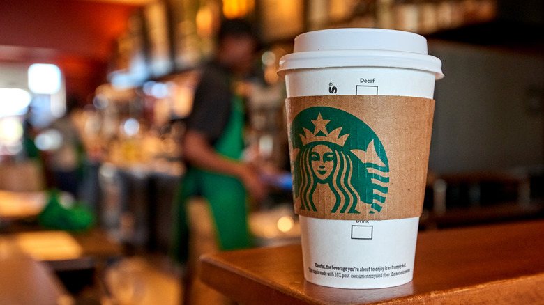 Tasse Starbucks sur le comptoir