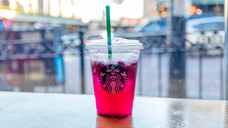 Un rafraîchisseur Starbucks rose sur une table