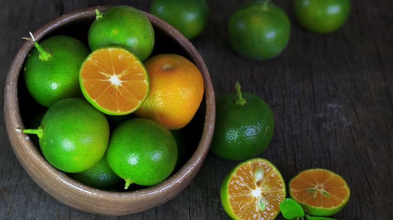 Oranges Calamansi dans un bol