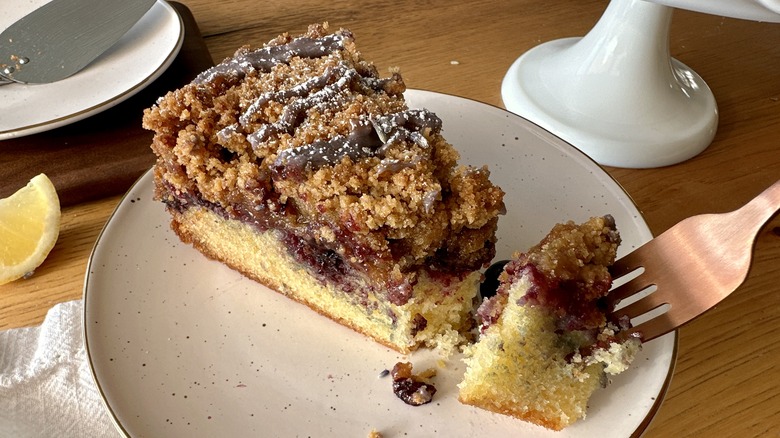 Fourchette avec une bouchée de gâteau au café