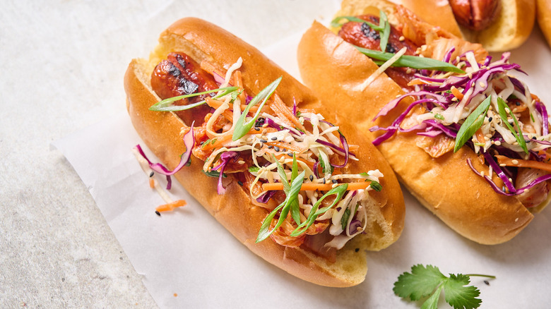 Hot-dog avec du kimchi sur la table