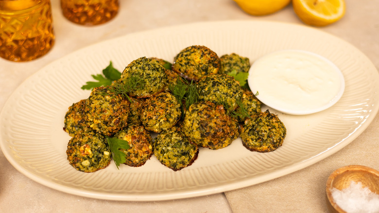 boulettes de quinoa aux épinards et aux herbes sur assiette 