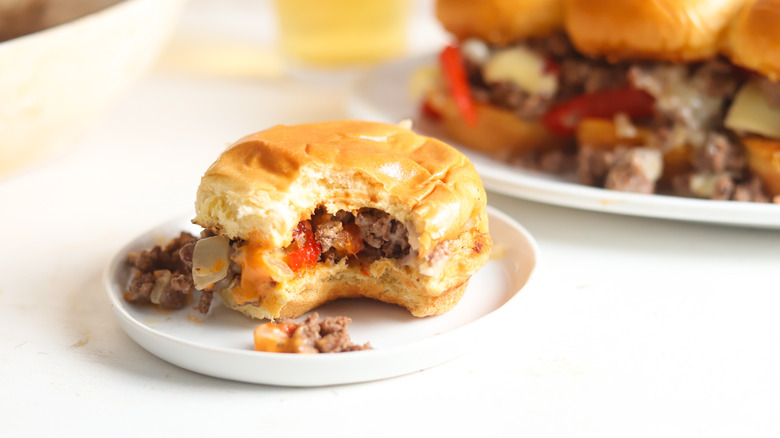 philly cheesesteak sloppy joe slider avec bouchée sur assiette