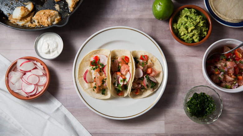 tacos au poisson servis à table