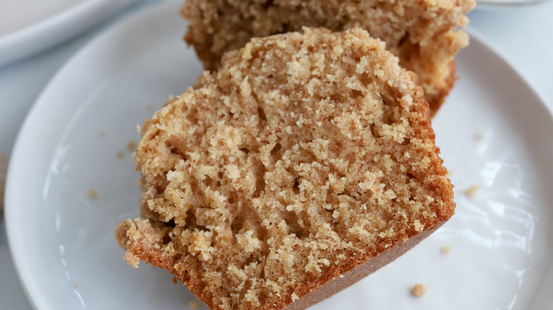 la moitié d'un muffin snickerdoodle sur une assiette