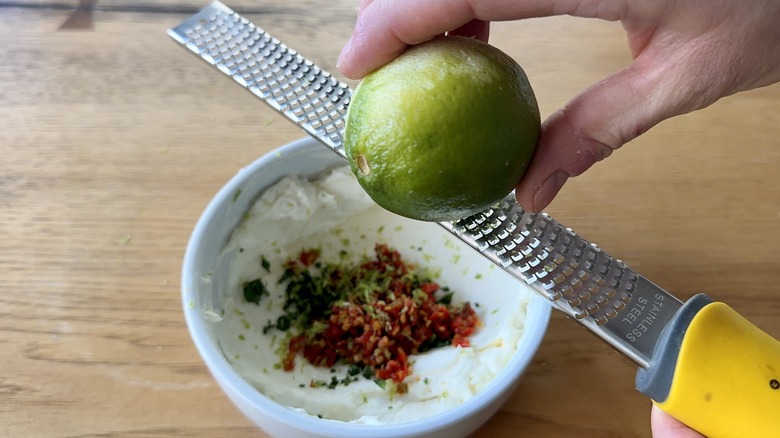 zeste de citron vert dans du fromage à la crème épicé