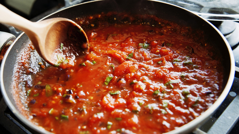 cuisson de la sauce tomate à la poêle