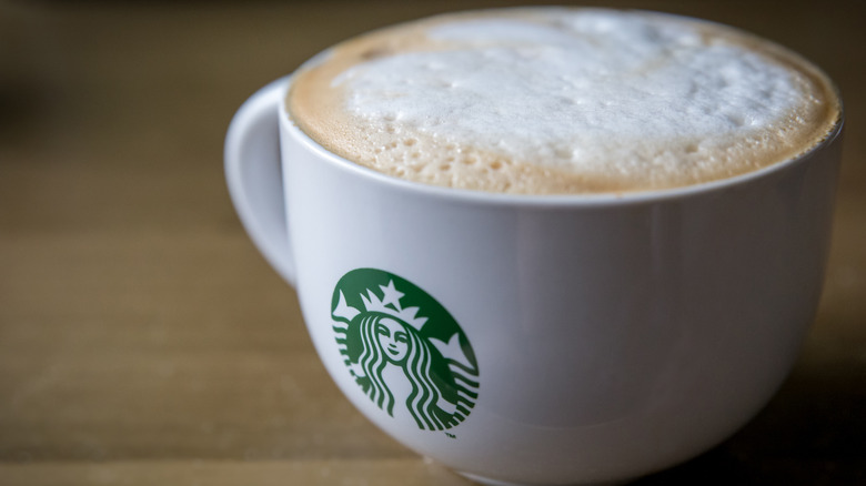 Cappuccino dans une tasse blanche Starbucks