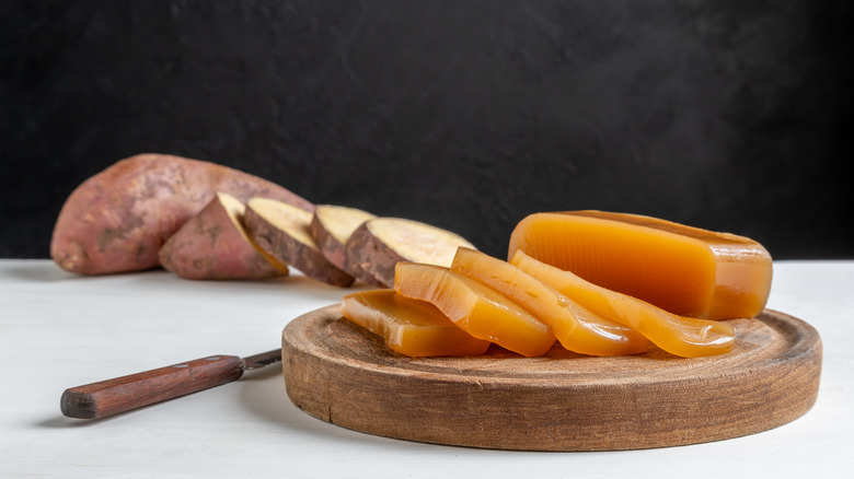 Caramel sur bois de patates douces