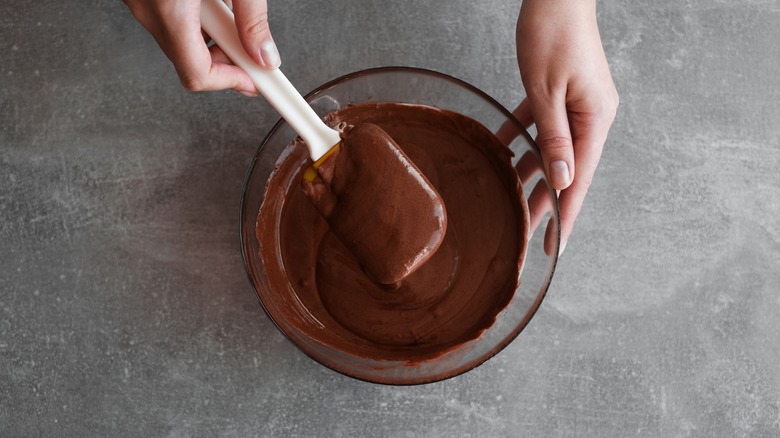 Femme pliant une mousse au chocolat