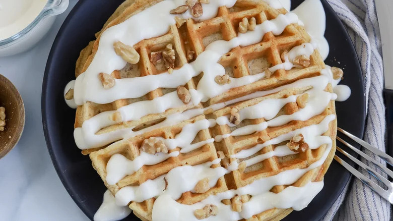 gaufres au gâteau aux carottes avec glaçage