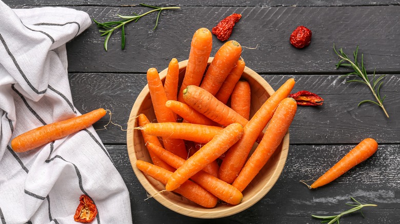 carottes dans un bol sur une table en bois