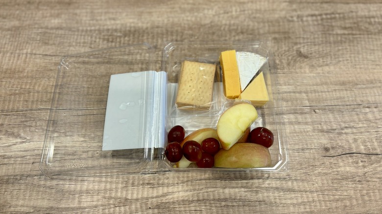 Coffret de fromages et de fruits