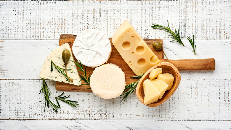 Une planche de bois avec quelques fromages