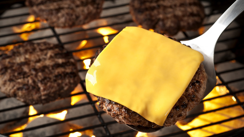 cheeseburger grillé sur spatule