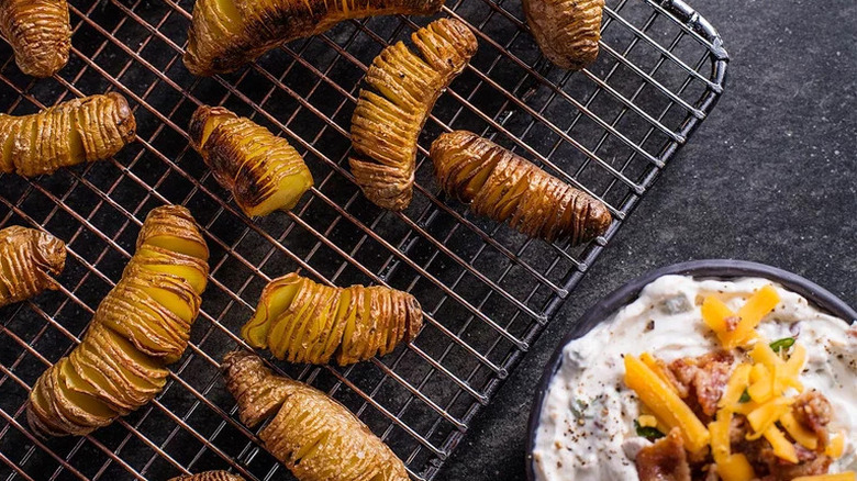 Pommes de terre Hasselback et trempette crémeuse