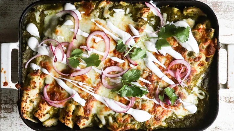 enchiladas dans un plat allant au four