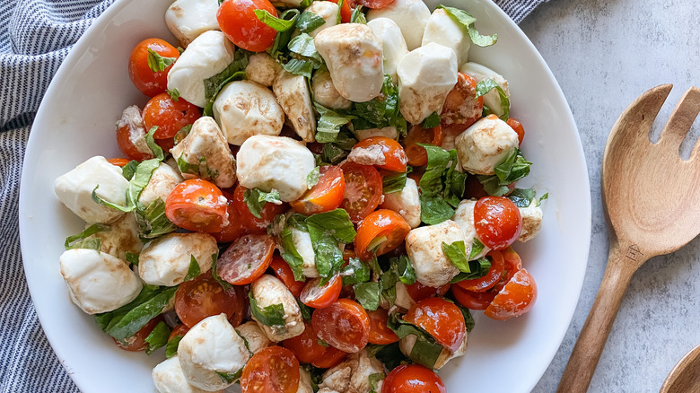 Salade caprese dans un bol