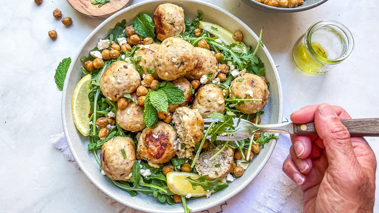 Boulettes de poulet à la feta dans un bol