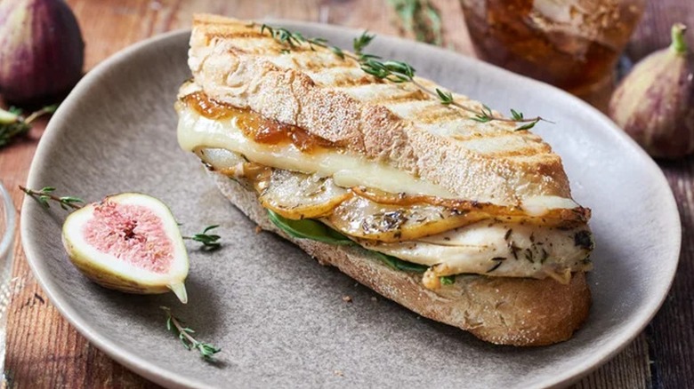 Sandwich panini au poulet sur assiette 