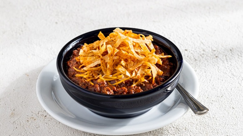 Bol de chili avec des lanières de tortilla sur le dessus