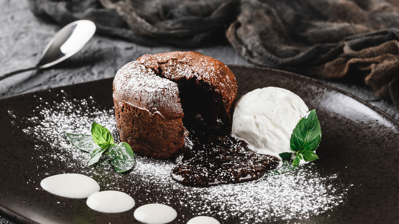 Soufflé au chocolat avec glace