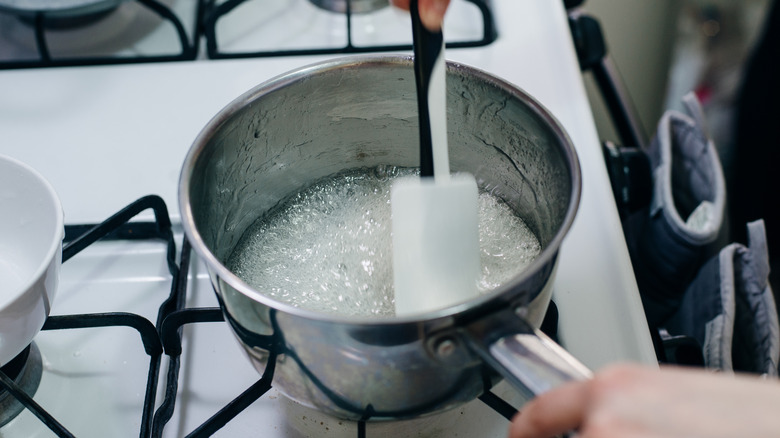 Sucre et eau dans une casserole