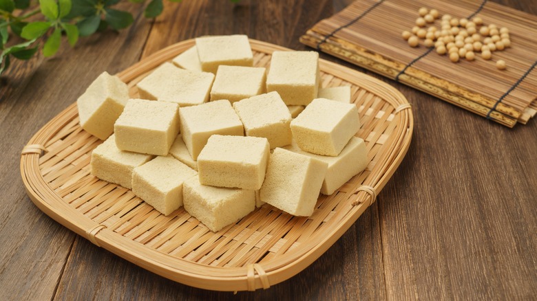 Blocs de tofu et de soja sur une table en bois