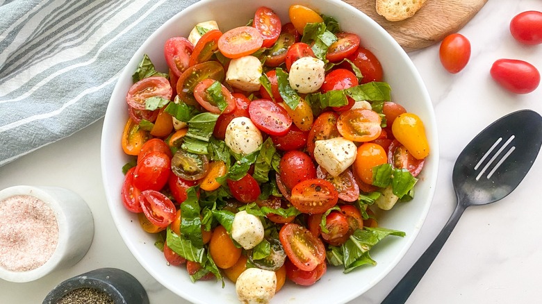 Salade caprese dans un bol