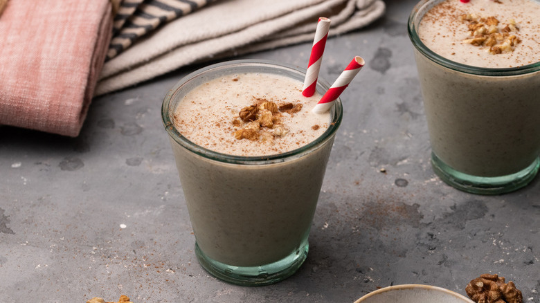 Smoothie à la cannelle, à la banane et aux noix