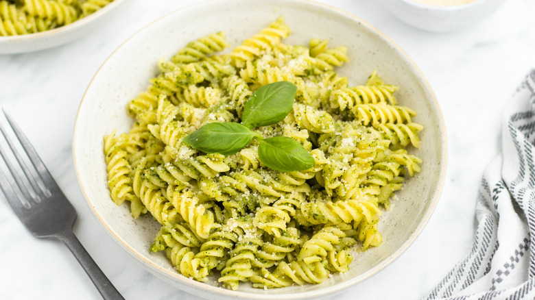 Pâtes fusilli au pesto dans un bol