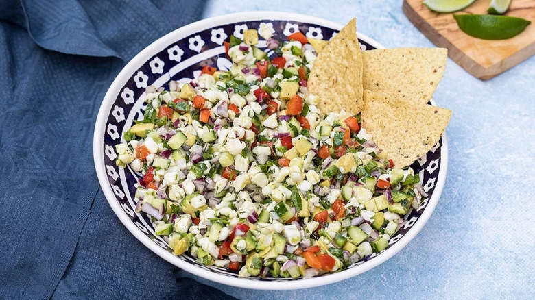 ceviche dans un bol avec des frites