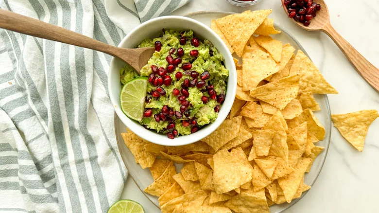 guacamole à la grenade dans un bol blanc