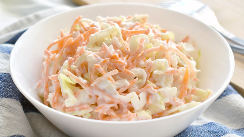 Salade de chou dans un bol blanc