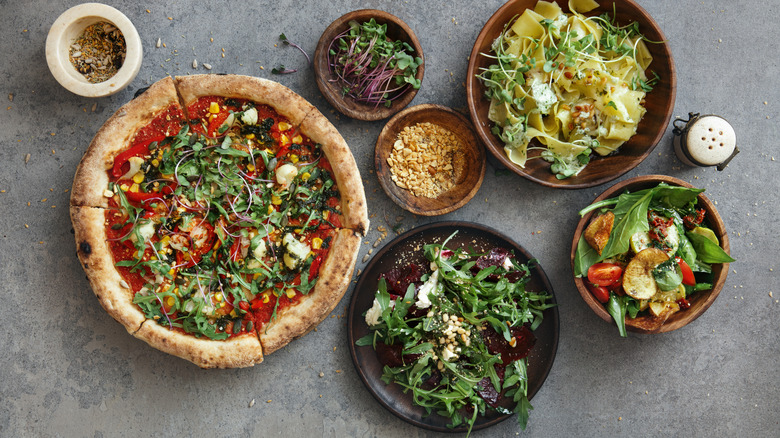 salade sur pizza, pâtes et dans des bols