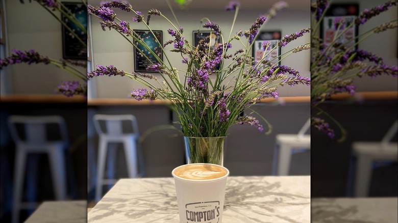 café au bouquet de lavande