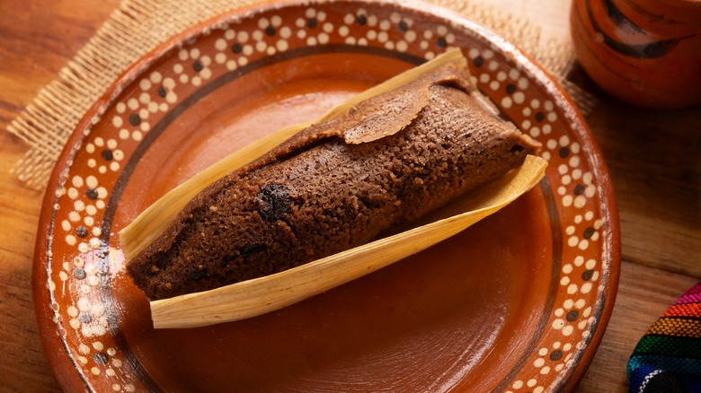 Tamal au chocolat sur une assiette en argile