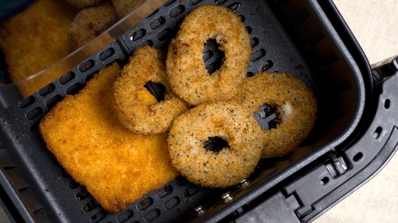 poisson frit dans une friteuse à air