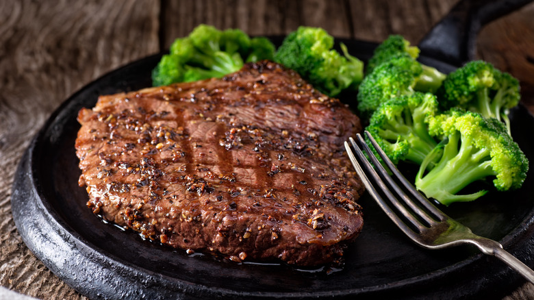 steak grillé au brocoli