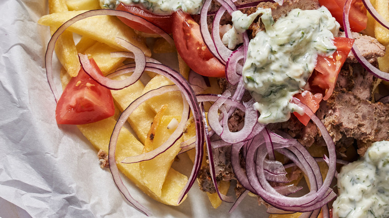 Gros plan de frites gyro sur une assiette 