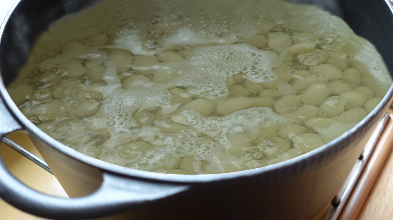 Haricots en train de bouillir dans une casserole 