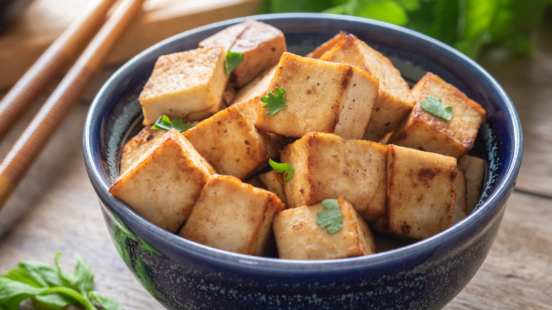 Morceaux de tofu frits dans un bol