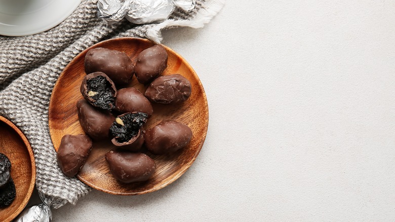 Pruneaux enrobés de chocolat sur assiette