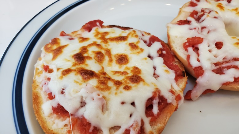 Bagel à pizza sur assiette