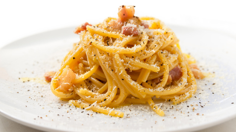 assiette blanche de pâtes carbonara