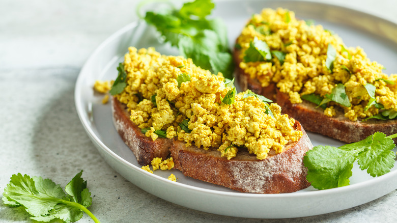 Tofu brouillé sur toast